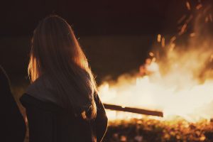 Mehr über den Artikel erfahren Feuer machen im Wald: Was ist erlaubt, was verboten – der komplette Ratgeber