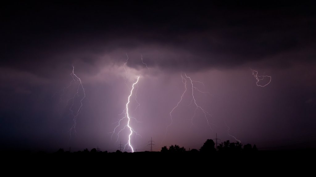 Verhalten bei Unwetter: Blitz und Gewitter am Nachthimmel