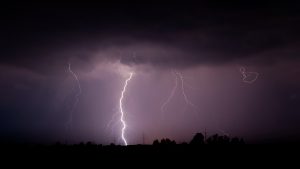 Mehr über den Artikel erfahren Verhalten bei Unwetter: Der komplette Guide für Sturm, Hagel & Hochwasser